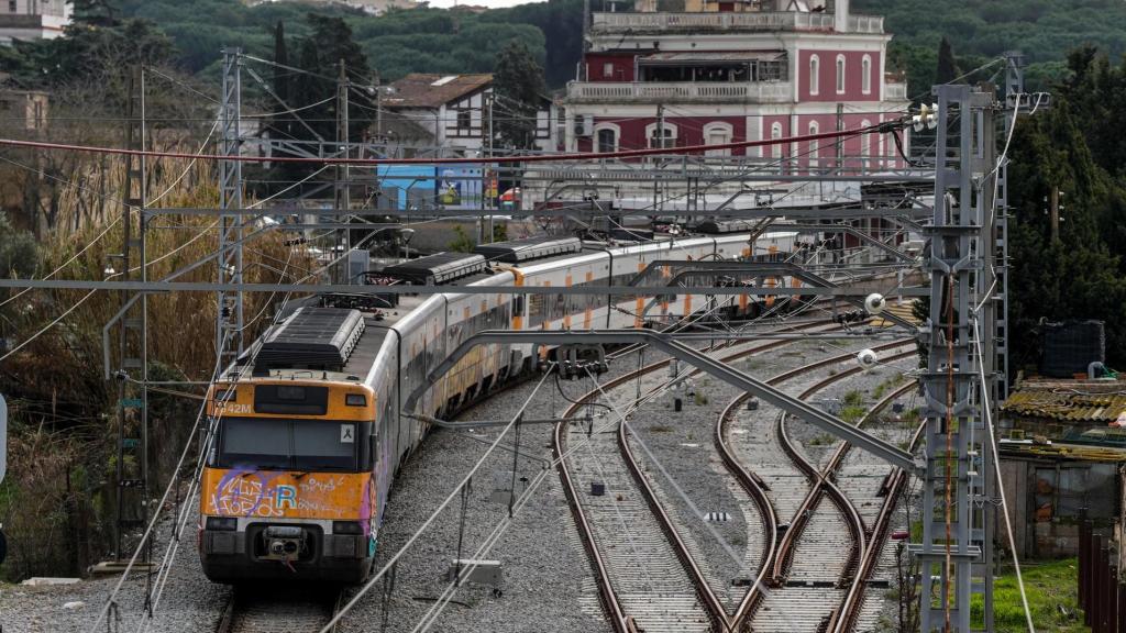 Vista de un tren parado junto a la Estación de Blanes (Girona) en la línea R1 de Rodalies