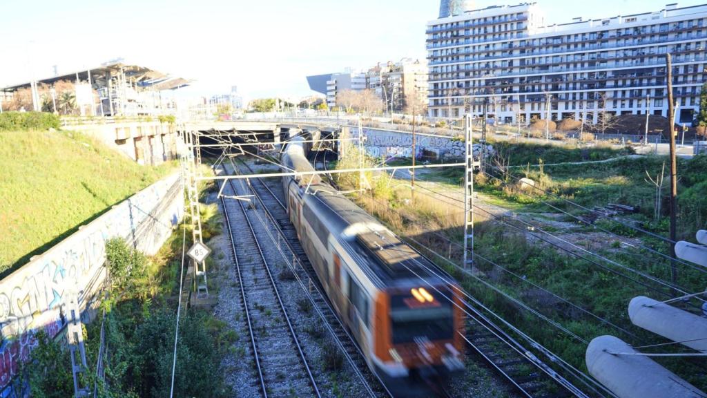 Vista de un tren de Rodalies este viernes cuando el servicio ha recuperado su operatividad en la totalidad de las líneas, suspendida durante dos días a raíz del accidente de Gelida (Barcelona)