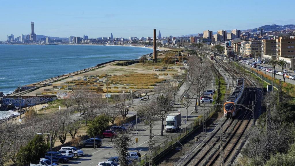Vista de un tren de Rodalies en la R1, la línea que cruza la costa del Maresme (Barcelona)