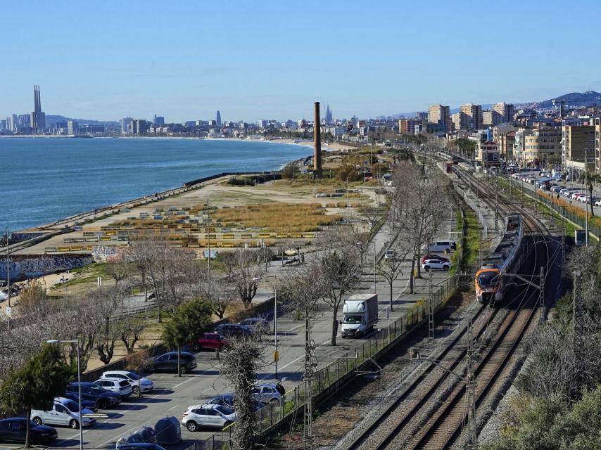Vista d'un tren de Rodalies a la R1, la línia que creua la costa del Maresme (Barcelona)