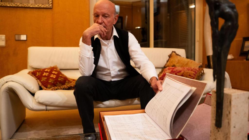 Josep Maria Valls Xufré, davant la partitura de la simfonia