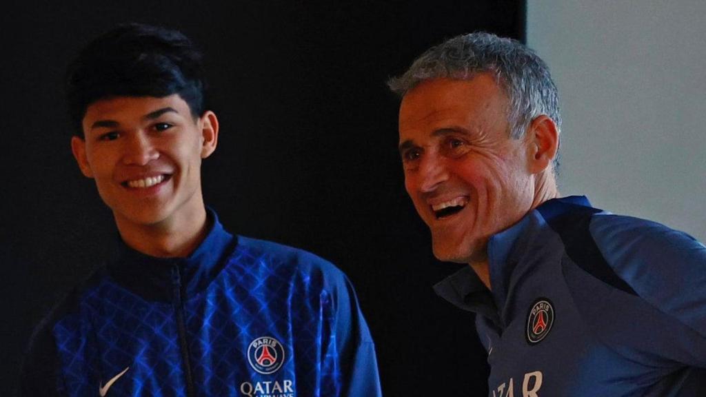 Dro Fernández sonríe con Luis Enrique en su presentación con el PSG