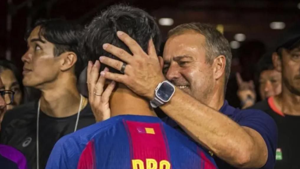 Hansi Flick abraza a Dro Fernández después de conquistar la Supercopa de España