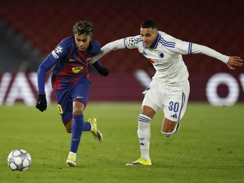 Lamine Yamal lluita amb Alias Achouri al Barça-Copenhaguen de la Champions League