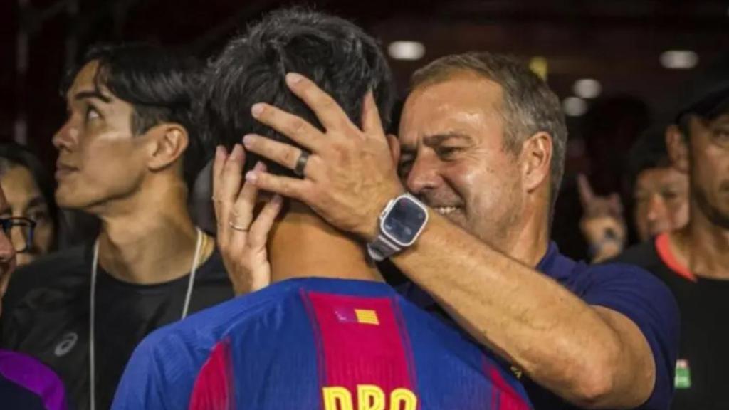 Hansi Flick abraza a Dro Fernández después de conquistar la Supercopa de España