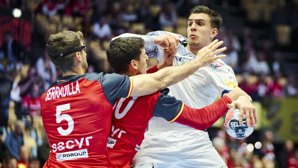 Kiko Costa, defendido por dos jugadores de España en el Europeo de balonmano