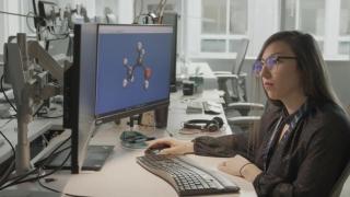 Una científica emplea la IA para identificar materiales potenciales para baterías