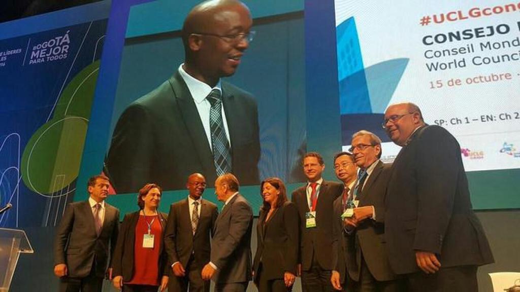 La exalcaldesa de Barcelona, Ada Colau, junto a otros miembros de la red de Ciudades y Gobiernos Locales Unidos (CGLU) en el Consejo celebrado en Colombia en 2016