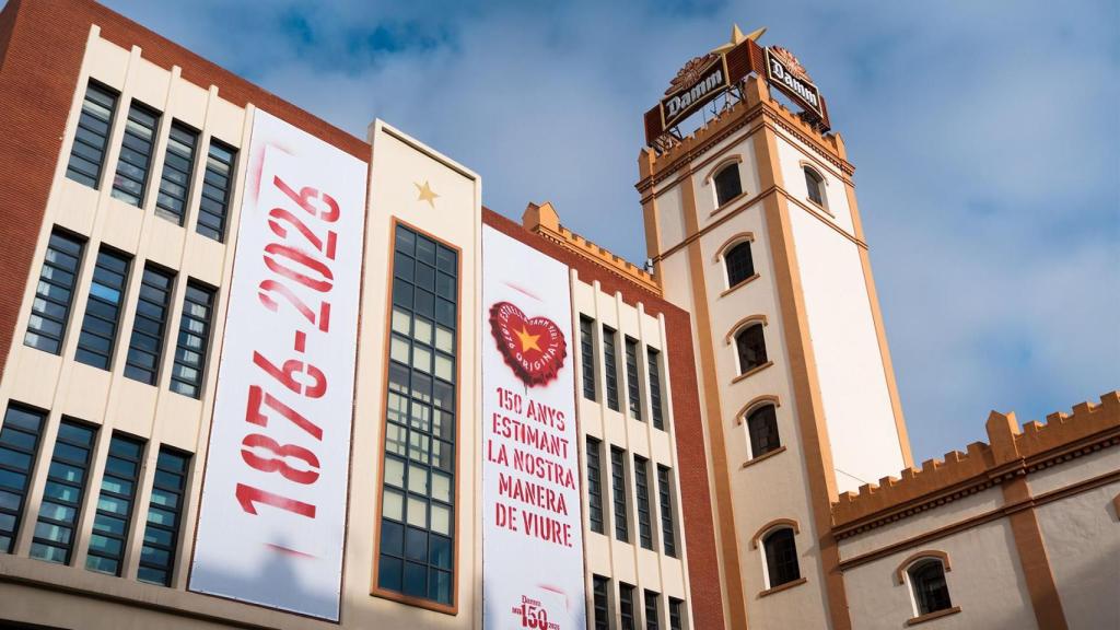 El 150 aniversario de Damm llega a la fachada de la Antigua Fábrica Estrella Damm / DAMM