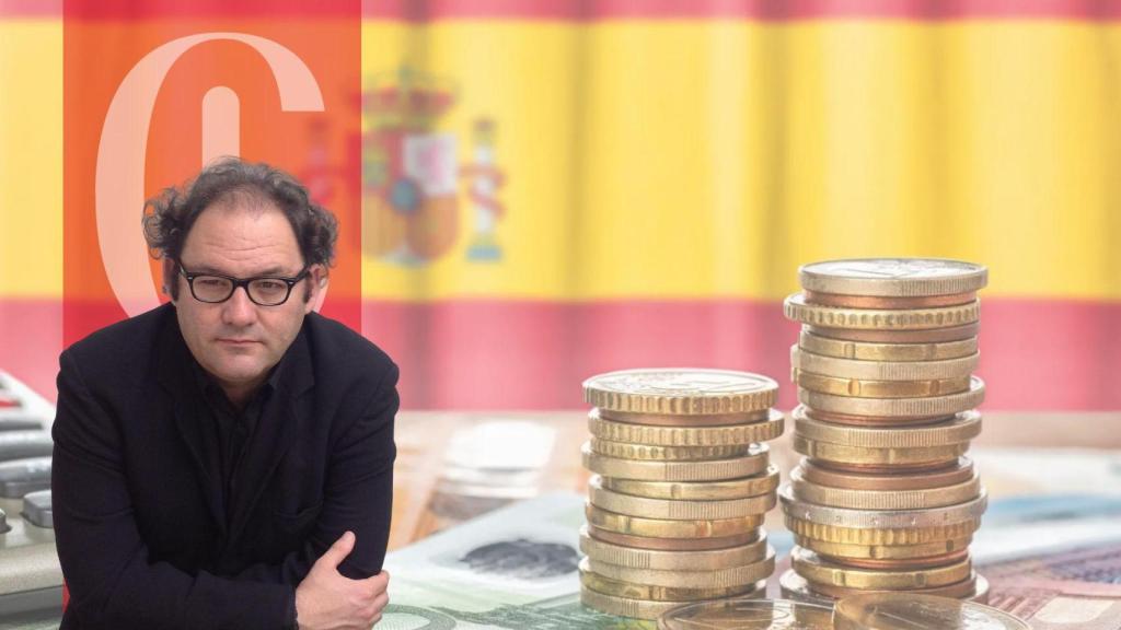 Monedas y billetes junto a la bandera de España