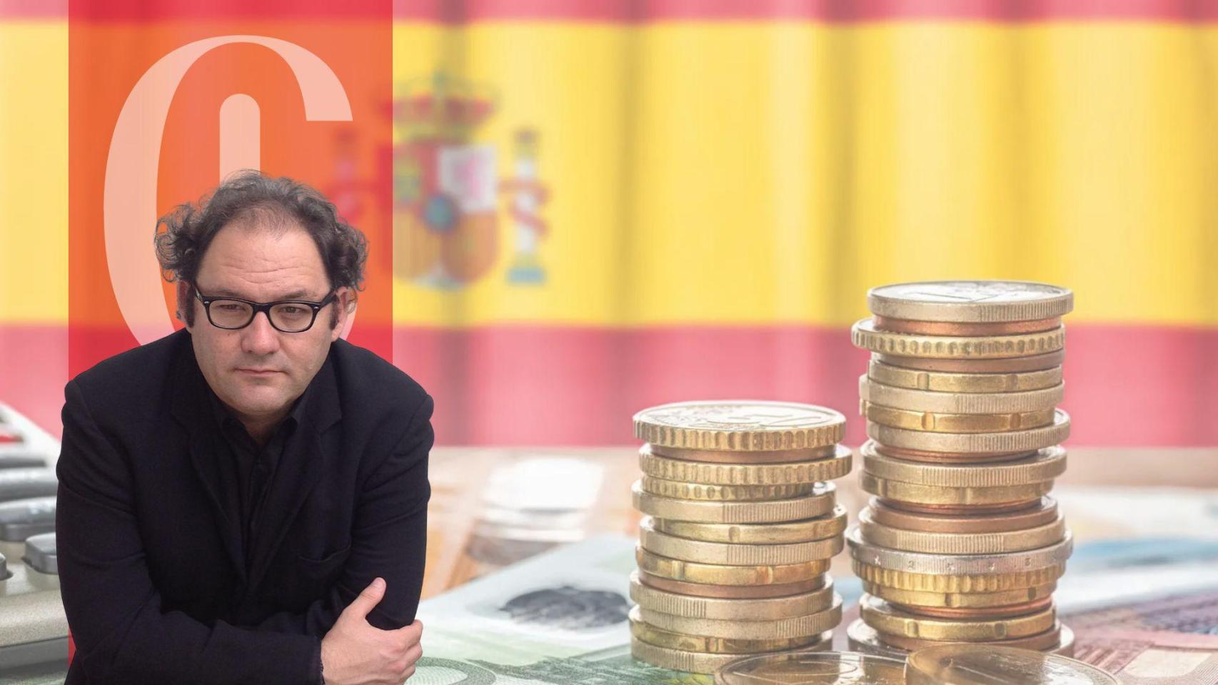 Monedas y billetes junto a la bandera de España