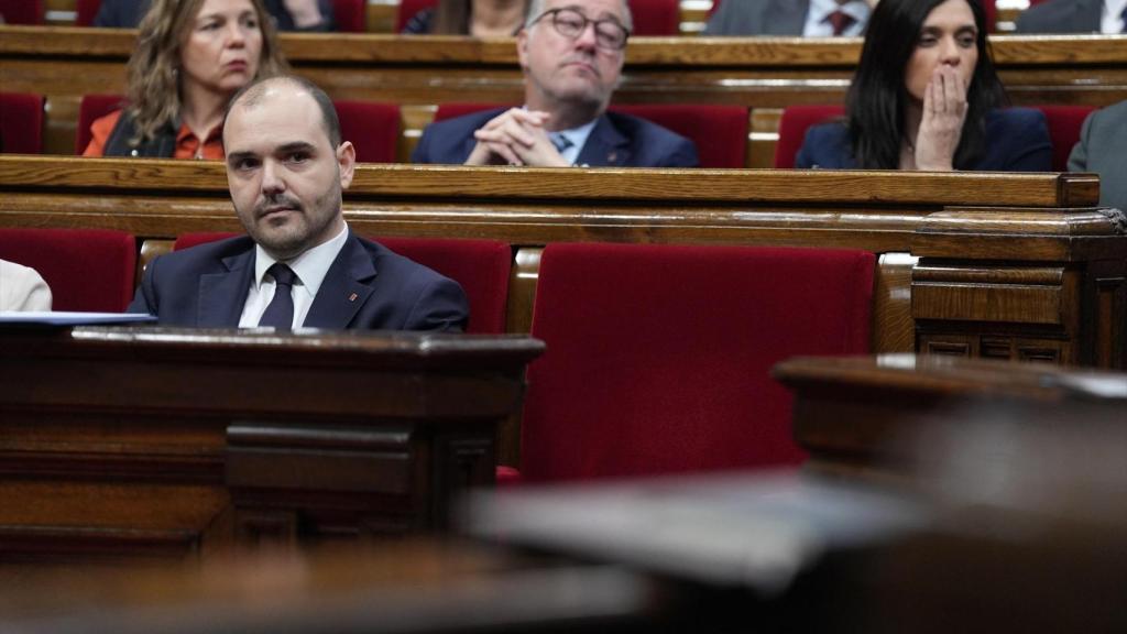 El 'conseller' de la Presidencia, Albert Dalmau, en la sesión de control del Parlament del 28 de enero junto al escaño vacío del Salvador Illa, ingresado en el Hospital Vall d'Hebron
