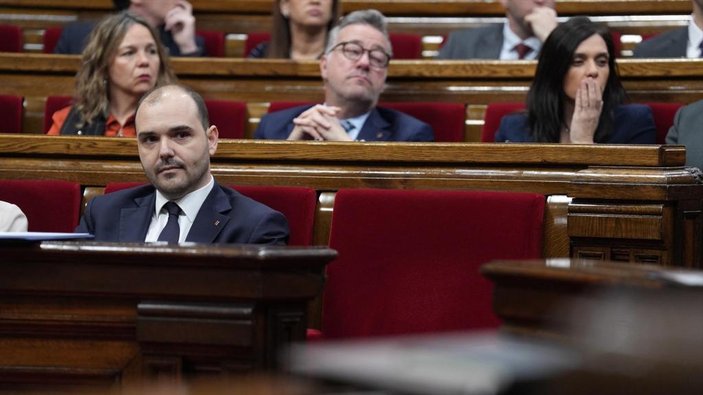 El 'conseller' de la Presidencia, Albert Dalmau, en la sesión de control del Parlament del 28 de enero junto al escaño vacío del Salvador Illa, ingresado en el Hospital Vall d'Hebron