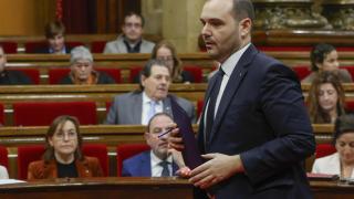 El 'conseller' de la Presidencia en funciones de presidente de la Generalitat, Albert Dalmau, baja al atril del Parlament para comparecer voluntariamente por la crisis de Rodalies