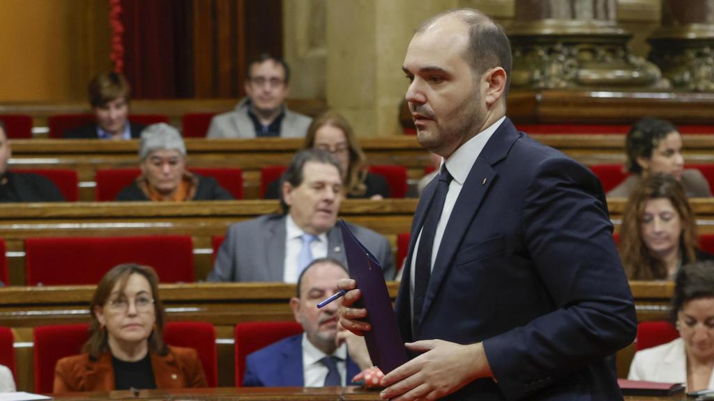 El 'conseller' de la Presidencia en funciones de presidente de la Generalitat, Albert Dalmau, baja al atril del Parlament para comparecer voluntariamente por la crisis de Rodalies, ante la mirada de la titular de Territorio, Sílvia Paneque