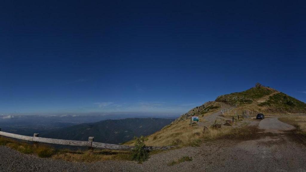 Panorámica del Turó de l'Home y el Puig Sesolles, con la base militar