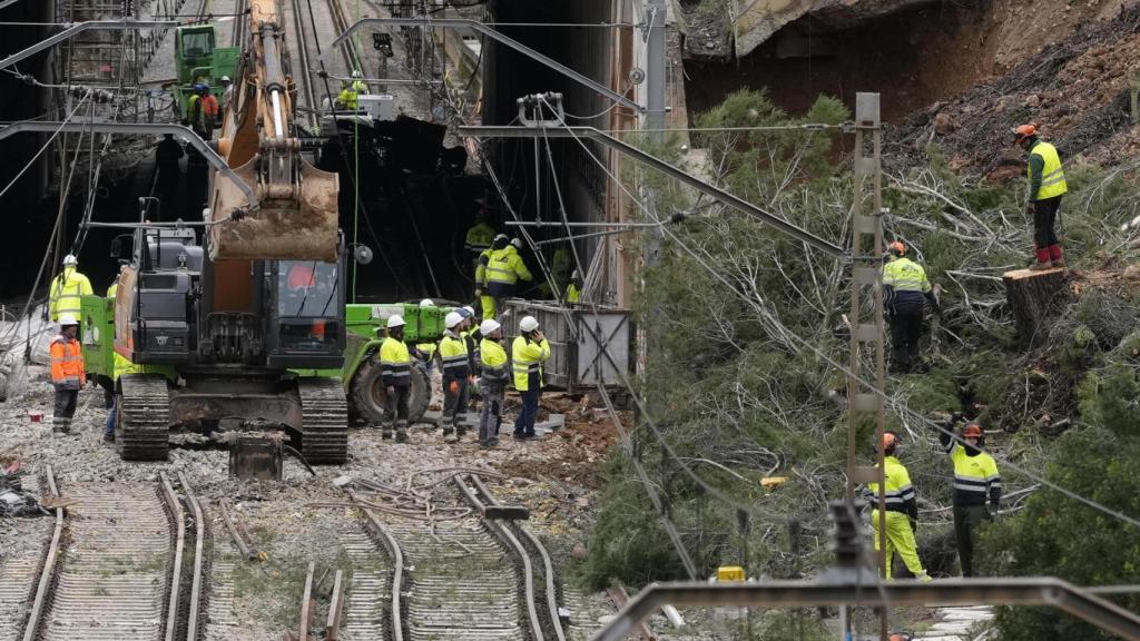 Numerosos operarios trabajan este miércoles en el lugar del accidente del pasado día 21 en Gelida (Barcelona), en el que un maquinista de Rodalies resultó muerto, mientras los trenes de Rodalies siguen funcionando a medio gas en Cataluña