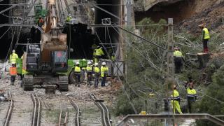 Numerosos operarios trabajan este miércoles en el lugar del accidente del pasado día 21 en Gelida (Barcelona), en el que un maquinista de Rodalies resultó muerto, mientras los trenes de Rodalies siguen funcionando a medio gas en Cataluña