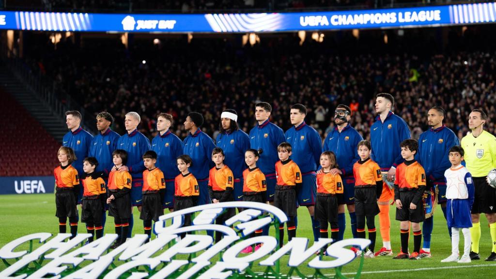 El Barça escucha el himno de la Champions League