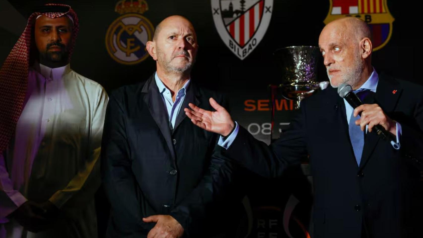 Rafael Louzán y Javier Tebas, durante un acto en Arabia Saudí con motivo de la Supercopa