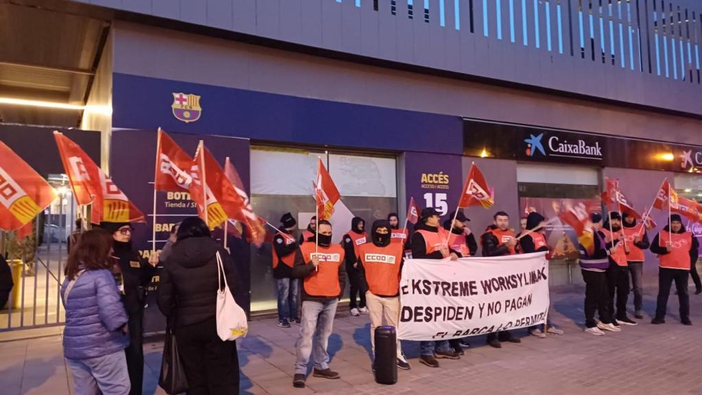 Obreros subcontratados protestan delante del Camp Nou