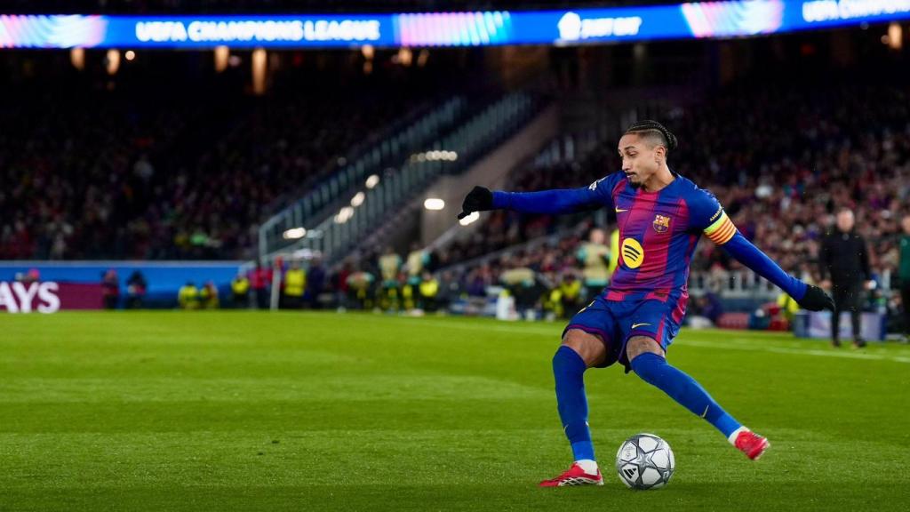 Raphinha serveix una falta durant el Barça-Copenhaguen