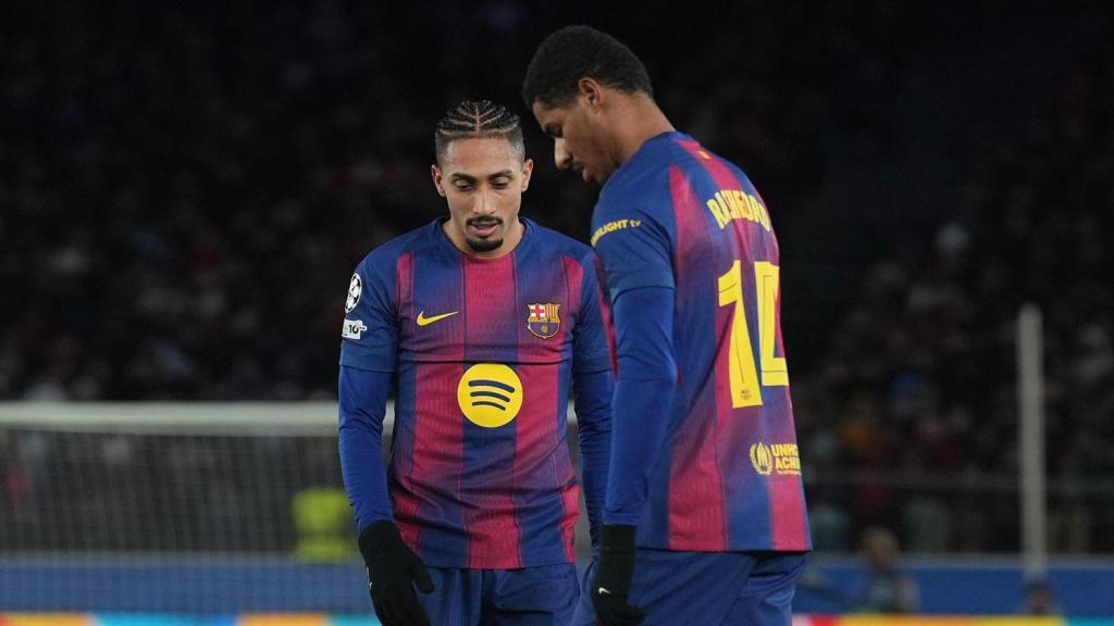 Marcus Rashford al costat de Raphinha, preparat per marcar de falta al Copenhaguen