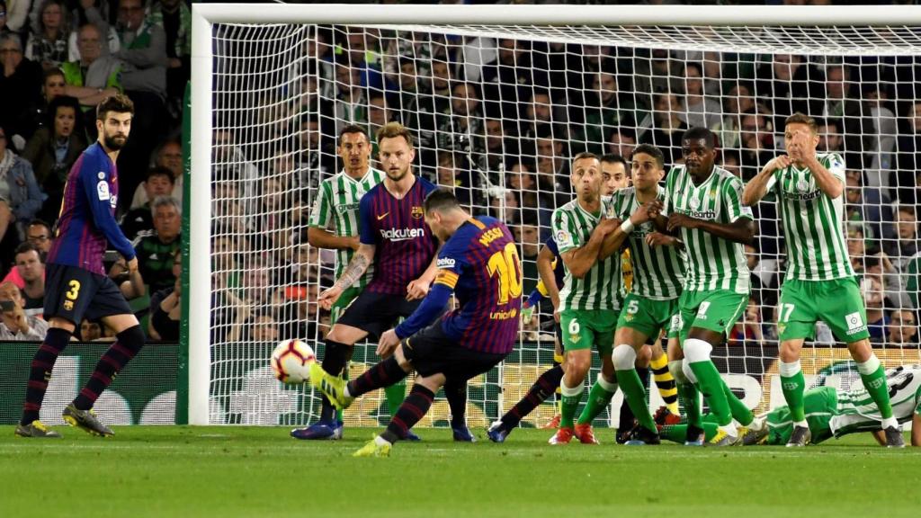 Messi dispara de falta para anotar el primer gol del FC Barcelona contra el Betis en la temporada 2018-19