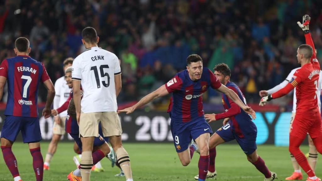 Robert Lewandowski celebra el seu gol de falta davant el València