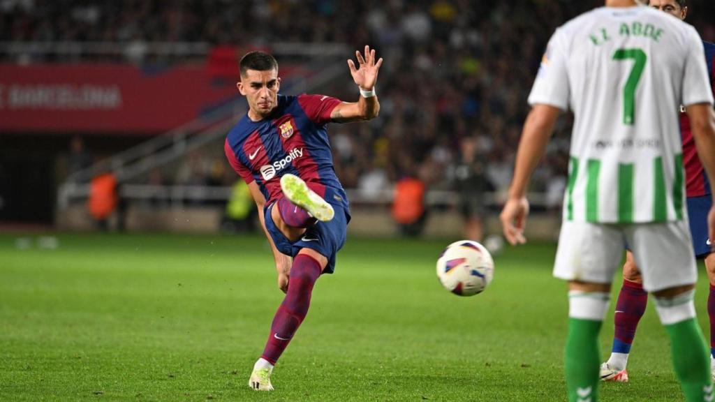 Ferran Torres marca de falta davant el Real Betis el 2023