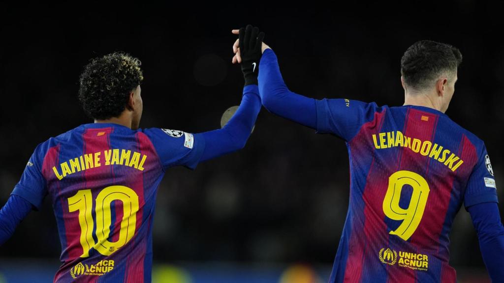 Lamine Yamal y Robert Lewandowski celebran un gol del Barça contra el Copenhague