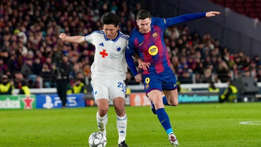 Robert Lewandowski lluita amb un rival al Barça-Copenhaguen de la Champions League