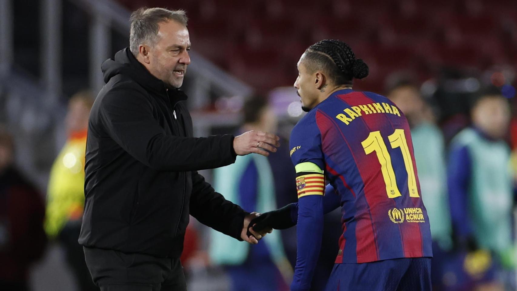 Hansi Flick da instrucciones a Raphinha durante el Barça-Copenhague