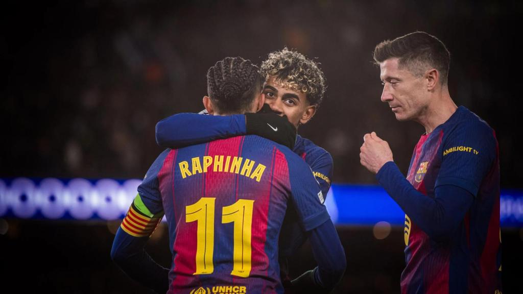 Lamine Yamal, Raphinha y Robert Lewandowski celebran un gol del Barça al Copenhague