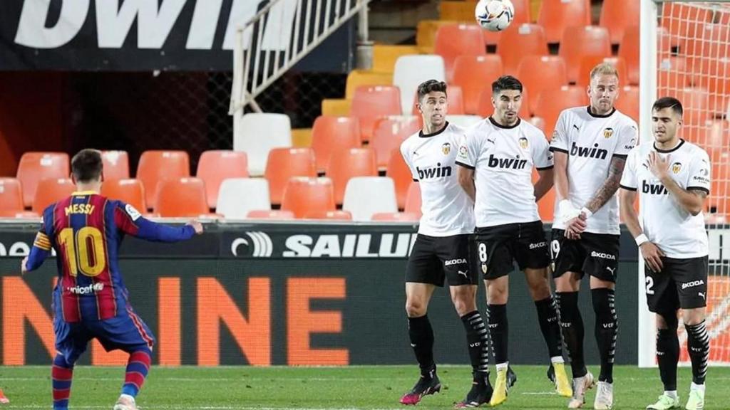 Messi marca su último gol de falta con el Barça en 2023 contra el Valencia