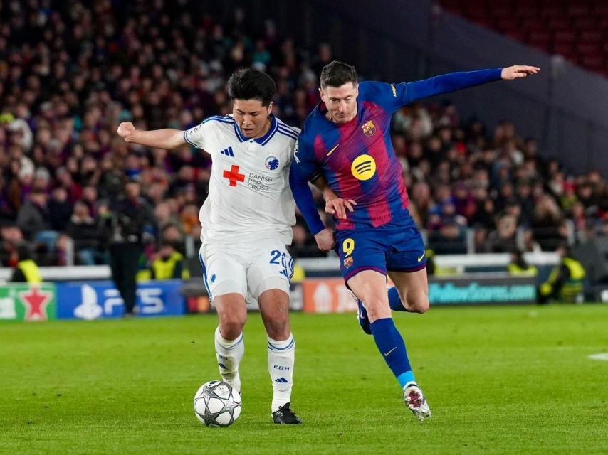 Robert Lewandowski pugna con un rival en el Barça-Copenhague de la Champions League