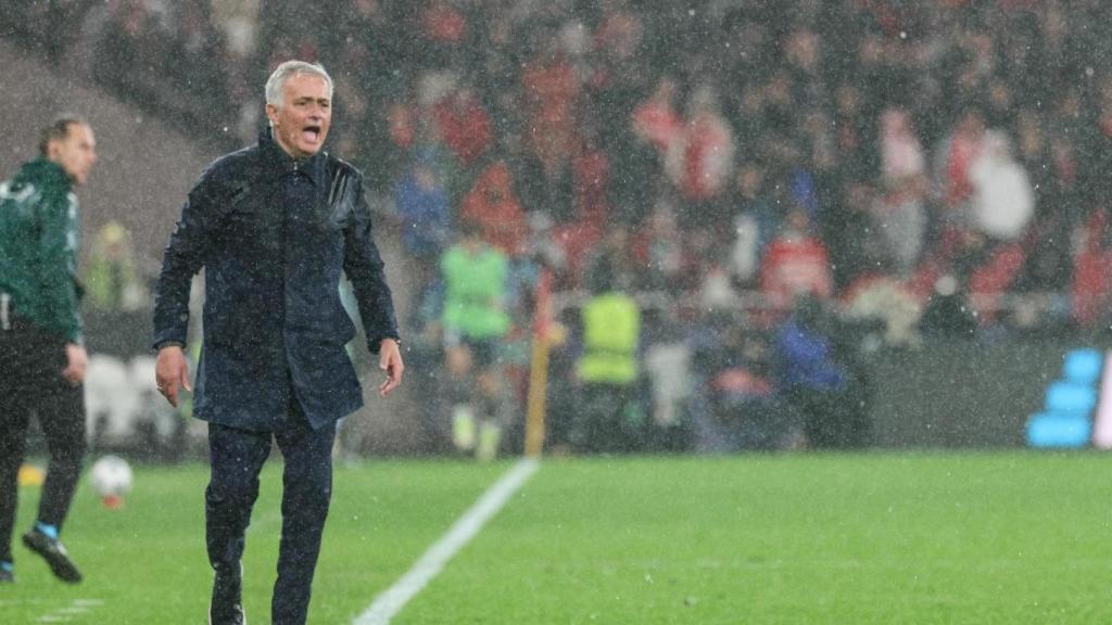 José Mourinho, pendiente de la última jugada del Benfica-Real Madrid