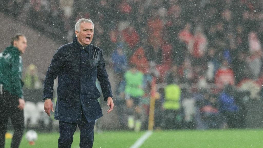 José Mourinho, pendiente de la última jugada del Benfica-Real Madrid