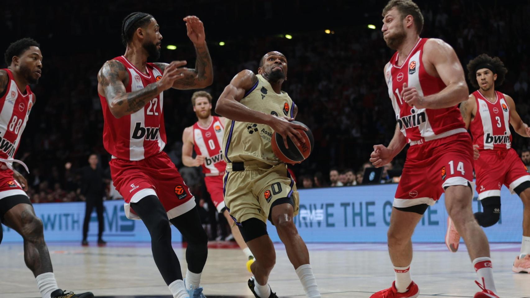 Kevin Punter penetra a canasta en el Olympiacos-Barça de basket de la Euroliga