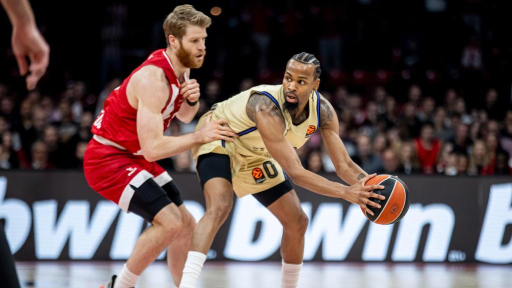 Kevin Punter protege el balón en el Olympiacos-Barça de basket de la Euroliga