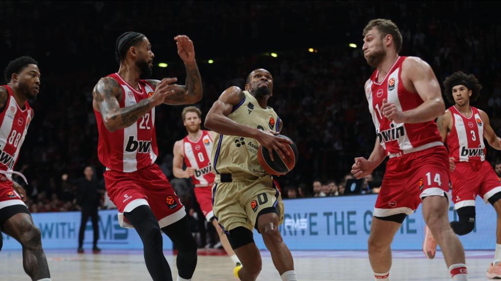 Kevin Punter penetra a canasta en el Olympiacos-Barça de basket de la Euroliga
