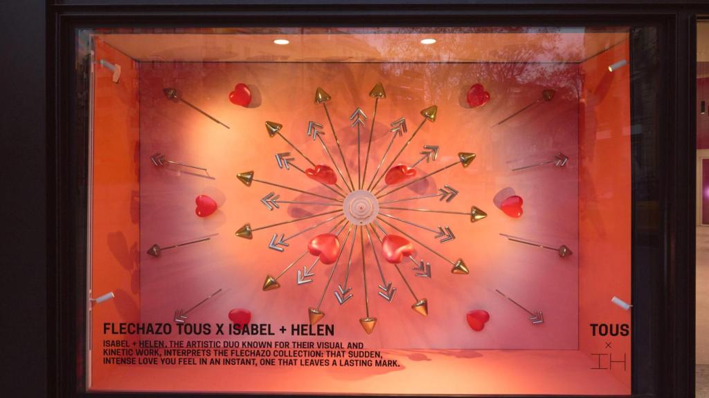 Instalación artística en un escaparate de la tienda TOUS, diseñada por Isabel + Helen para la colección 'Flechazo'