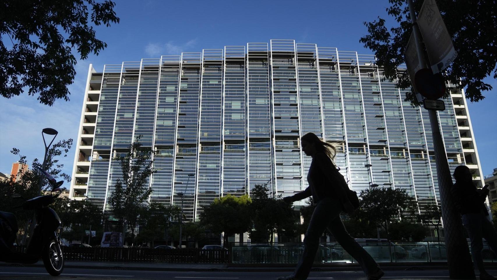Aspecto actual del renovado edificio Estel, en la confluencia entre la avenida Roma y la calle Mallorca en Barcelona, Cataluña