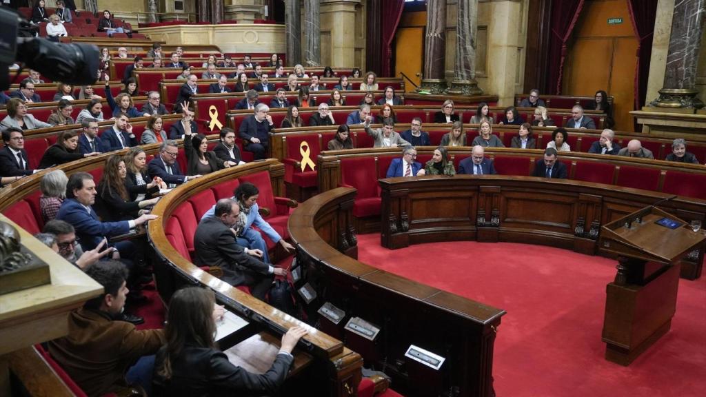 Votación en el hemiciclo durante una sesión del pleno en el Parlament, a 29 de enero de 2026, en Barcelona