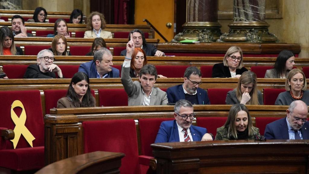 Votación en el hemiciclo durante una sesión del pleno en el Parlament, a 29 de enero de 2026, en Barcelona
