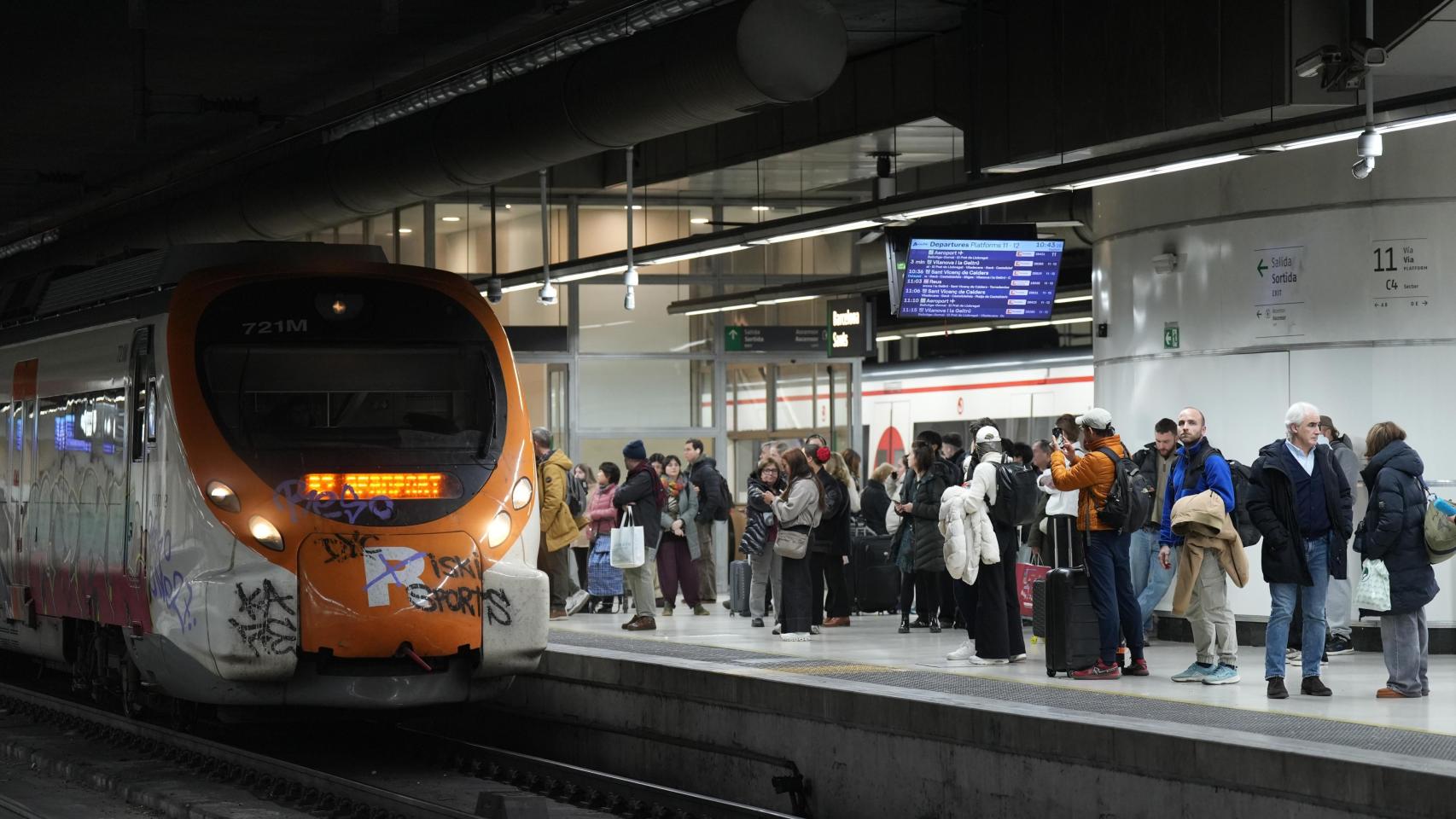 Usuarios de Rodalies en la estación de Sants, a 27 de enero de 2026
