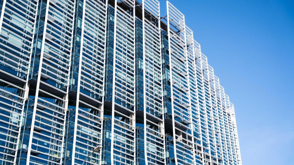 Aspecto actual del renovado edificio Estel, en la confluencia entre la avenida Roma y la calle Mallorca en Barcelona, Cataluña