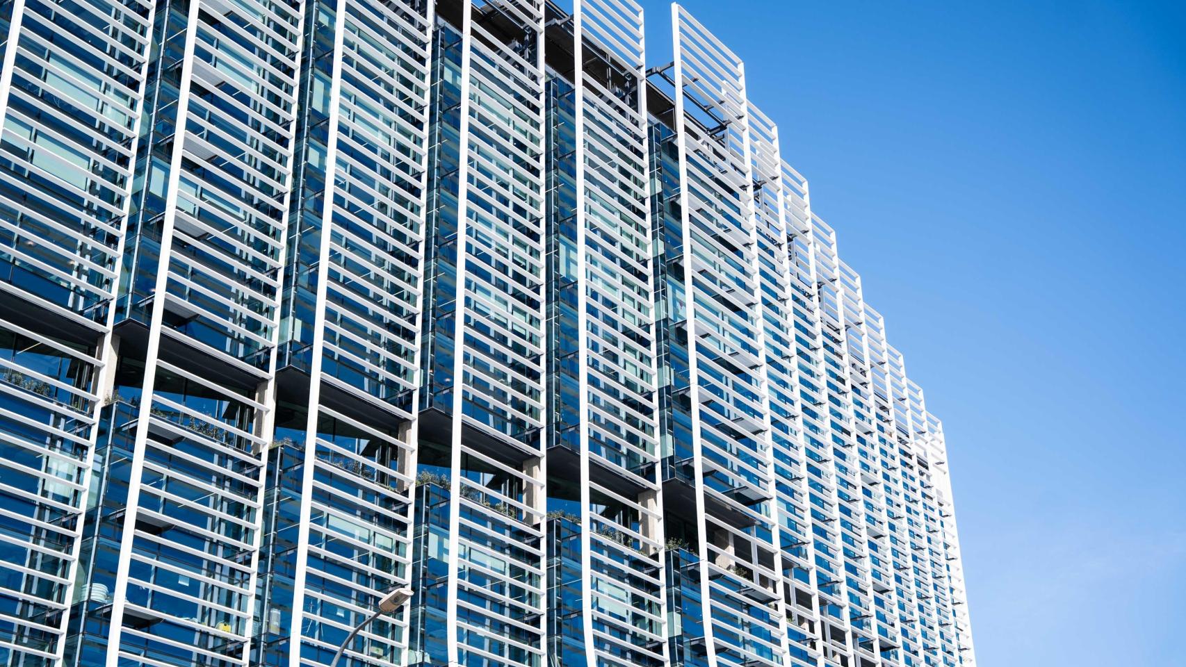 Aspecto actual del renovado edificio Estel, en la confluencia entre la avenida Roma y la calle Mallorca en Barcelona, Cataluña