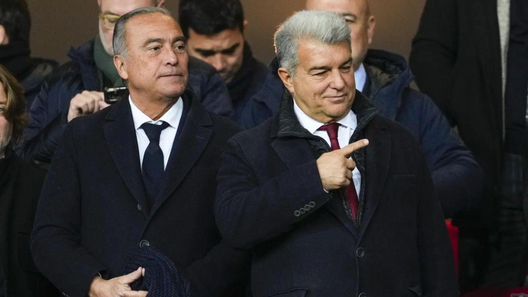 Rafa Yuste y Joan Laporta, en la grada durante un partido del Barça