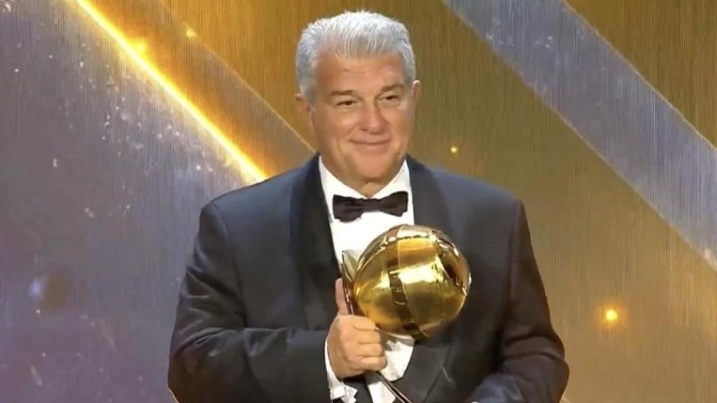 Joan Laporta recoge un premio del Barça en la gala de los Globe Soccer Awards 2025, en Dubai